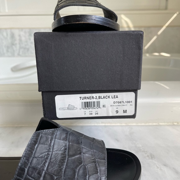 Vince ‘Turner 2’ Black Lea Embossed Leather Slides - Picture 5 of 10